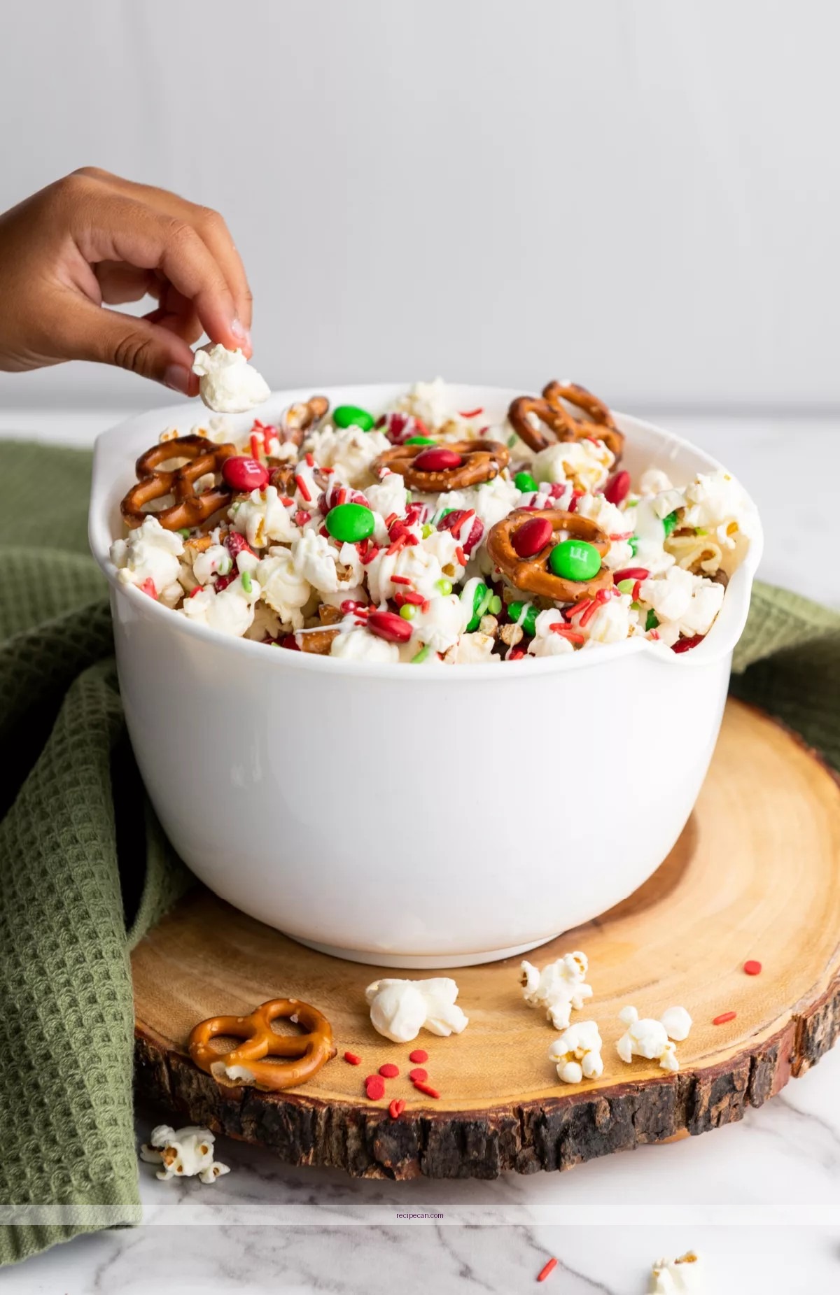 Festive Holiday Popcorn Recipe: A Fun and Delicious Treat