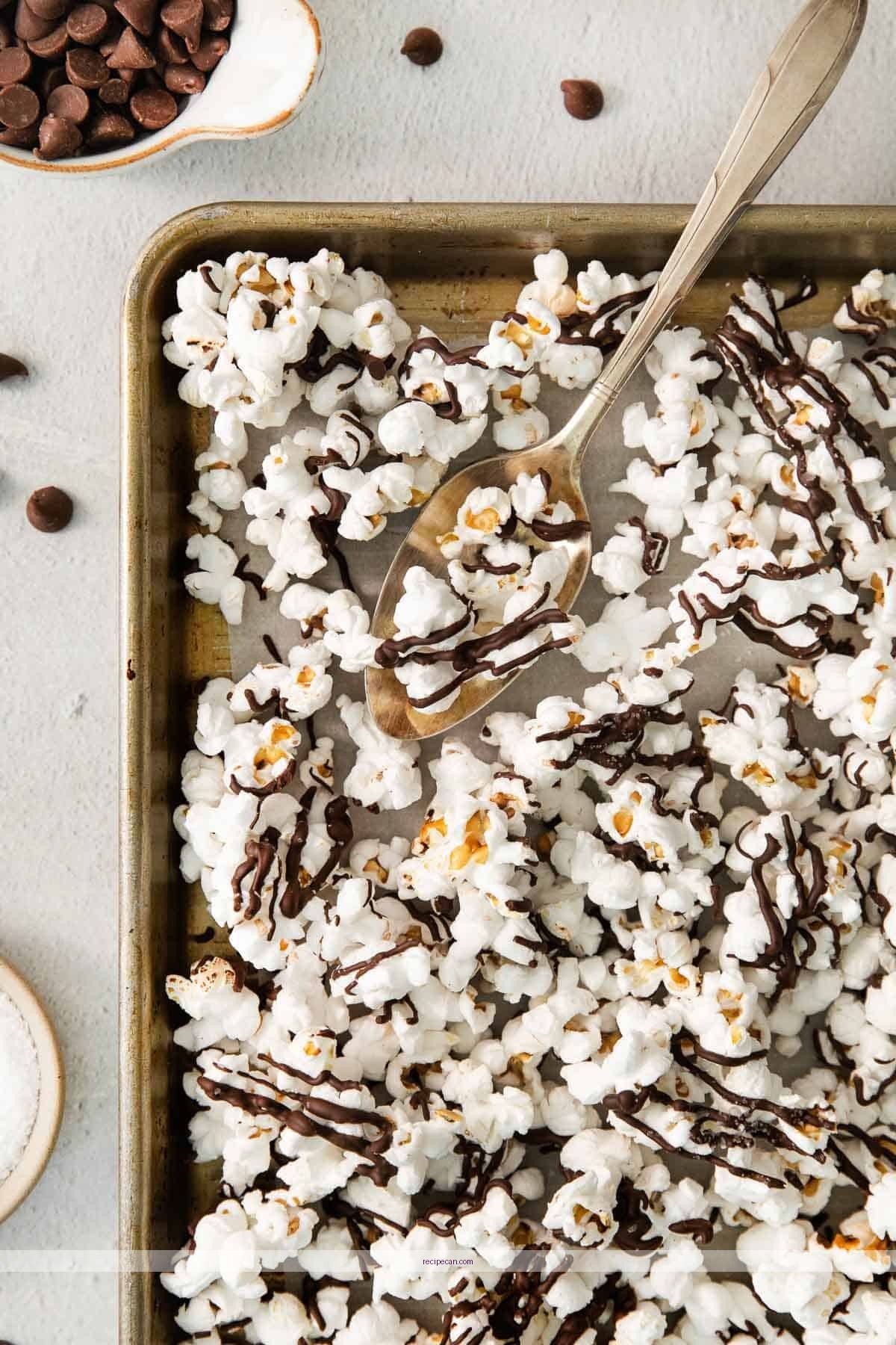 Easy Recipe for Popcorn with Chocolate Drizzle